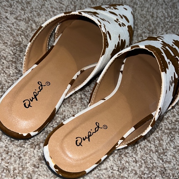Cow print Flat Mules - Picture 3 of 7